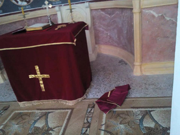 НОВИ ВАНДАЛИЗАМ НА КИМ: Оскрнавили Цркву Светог Саве - разбили касу, бацили икону (ФОТО)